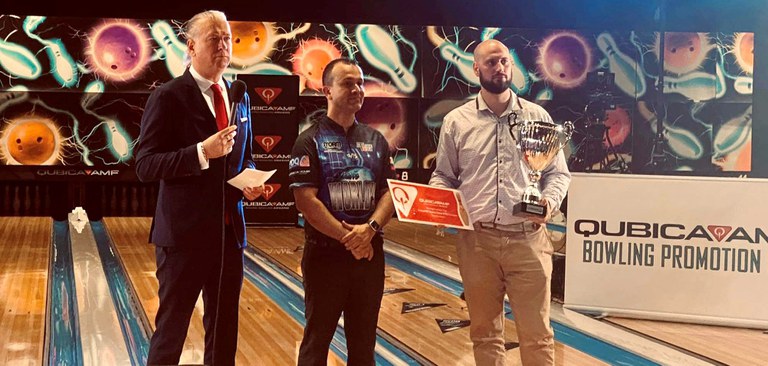 Marc Chavet, commentateur du BPT et Damien Golinvaux, représentant QubicaAMF, récompensent Jaime Gonzalez, Vainqueur des QubicaAMF Masters Series 2023